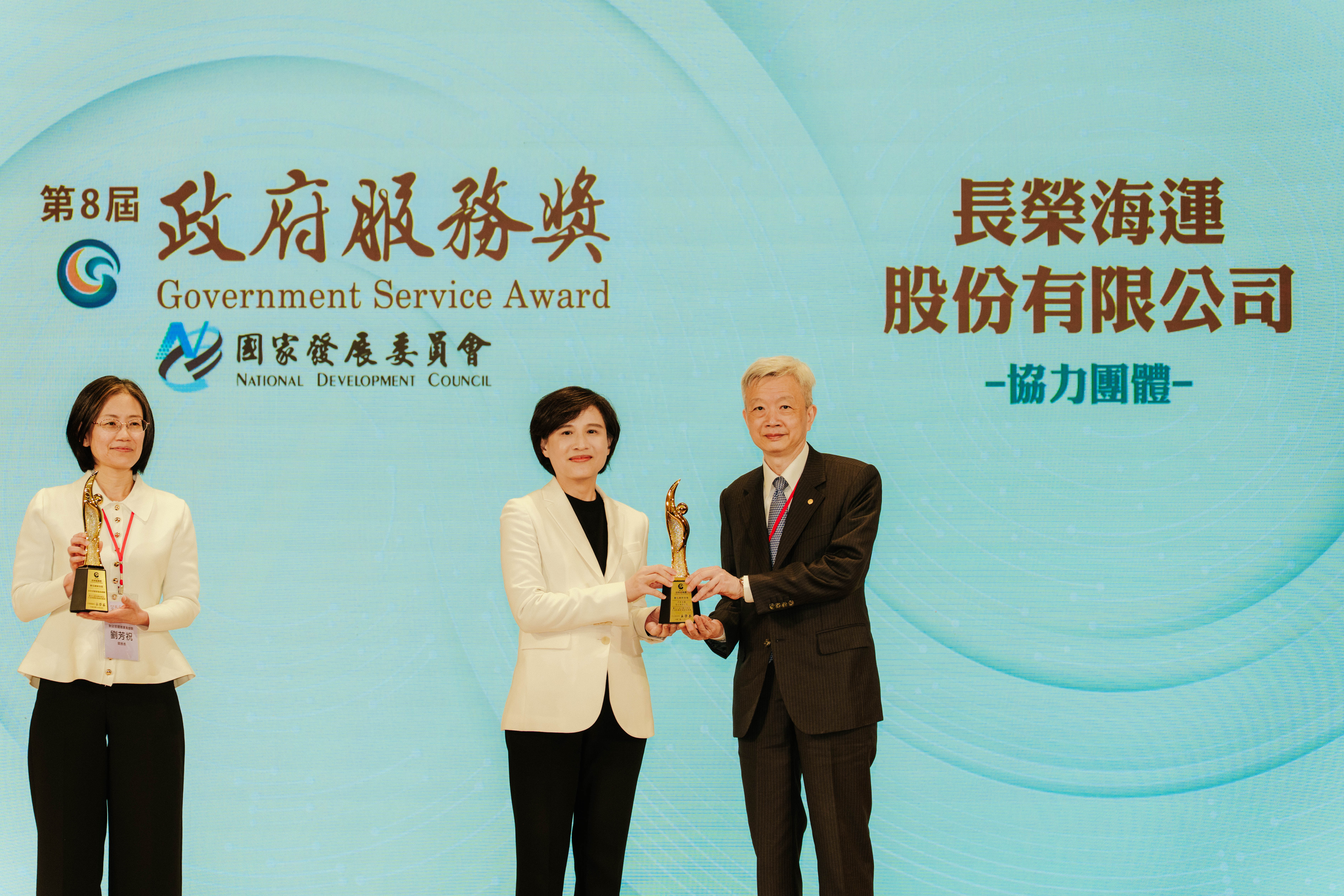 高雄關受頒政府服務獎2