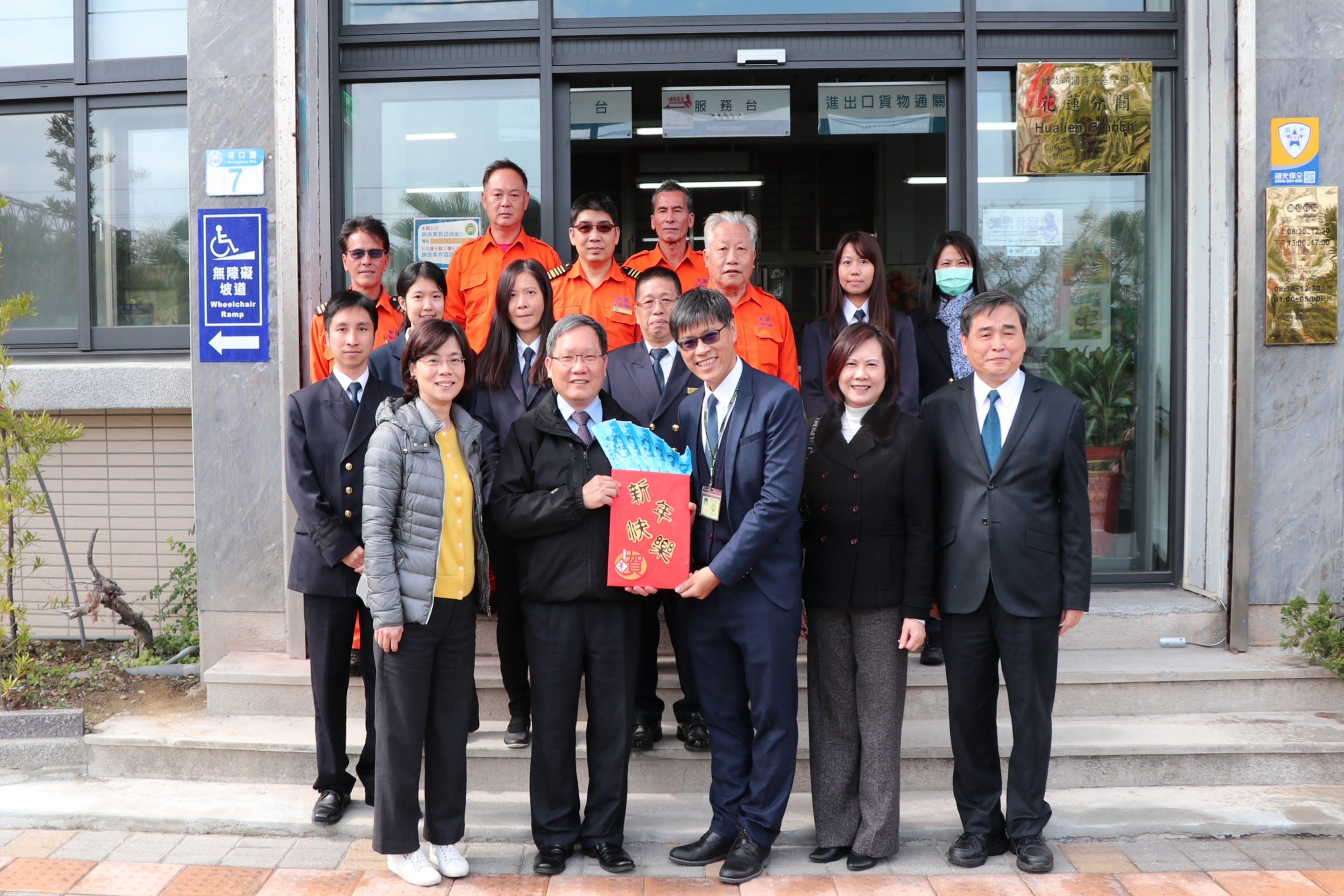 財政部蘇建榮部長視察慰勉基隆關花蓮分關同仁(攝於花蓮分關)