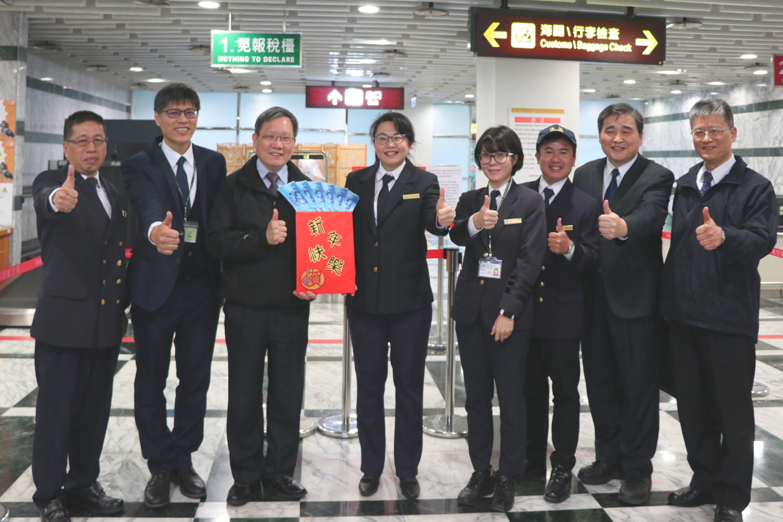 財政部蘇建榮部長視察慰勉基隆關花蓮分關同仁(攝於花蓮航空站)