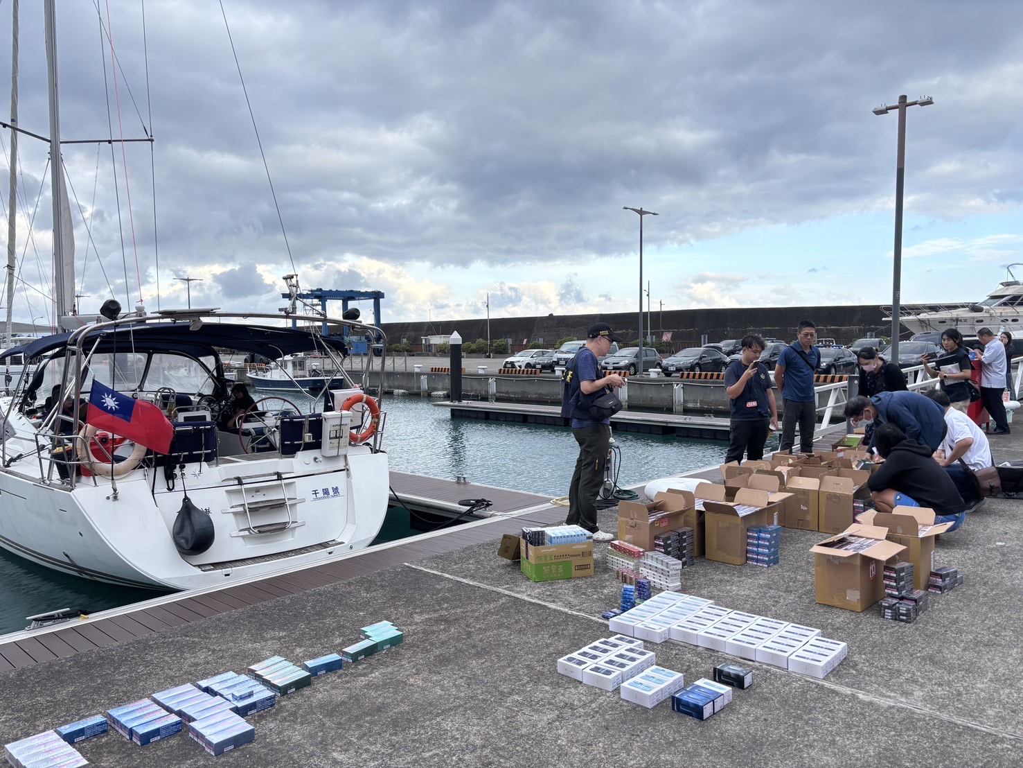 查緝人員清點菸品數量品項-1