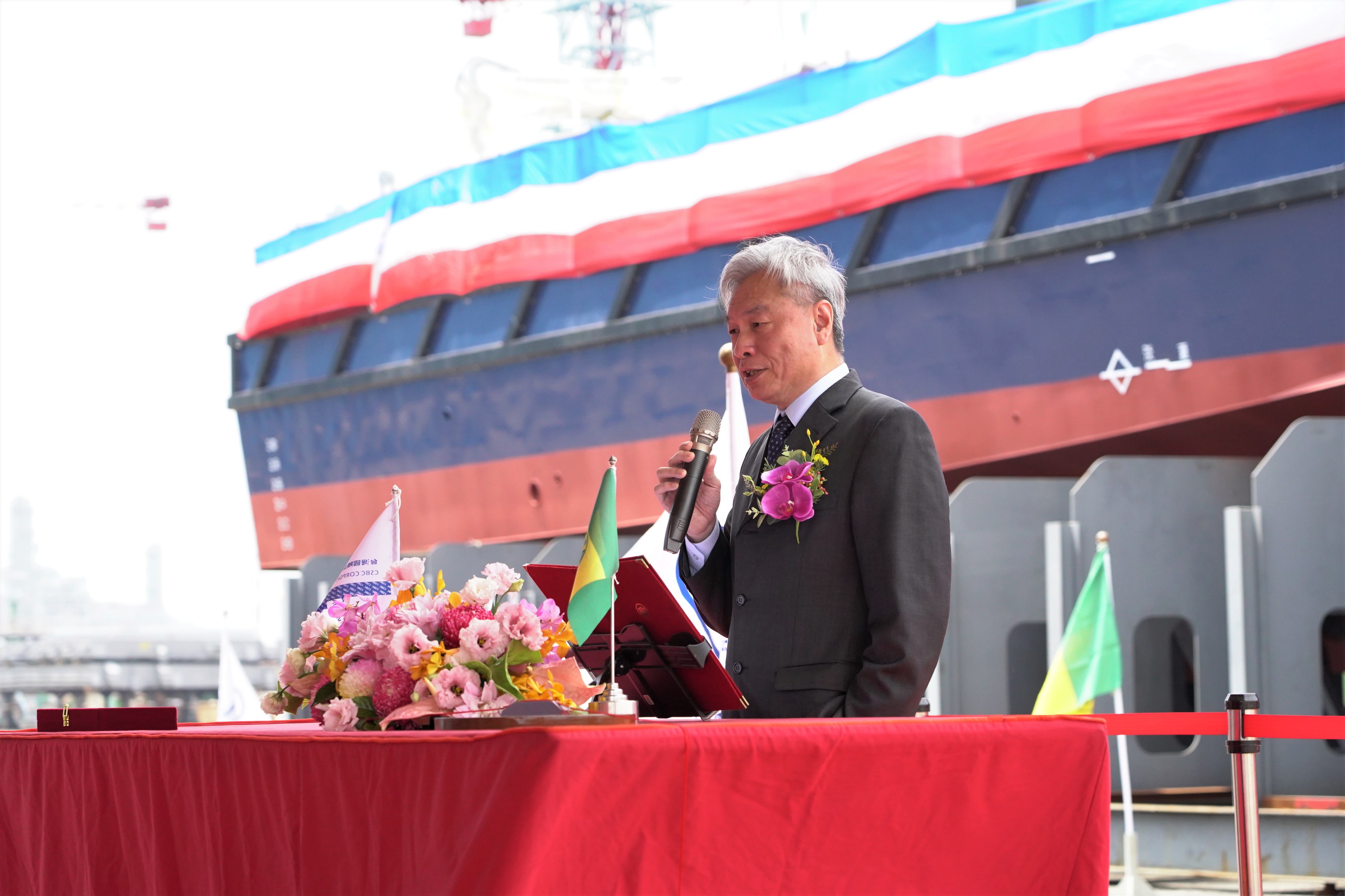 海關新造100噸級巡緝艇2艘命名暨下水典禮 擲瓶祈求平安-2