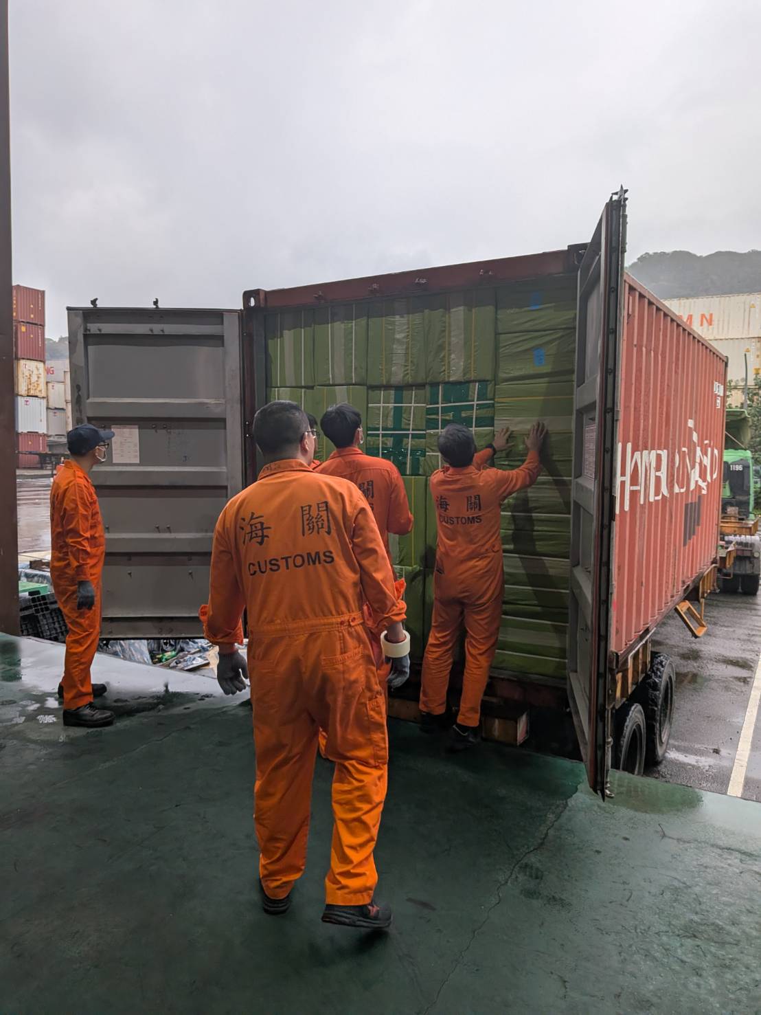 跨機關合作展成效 海關、海巡聯手查獲貨櫃走私香菸-2