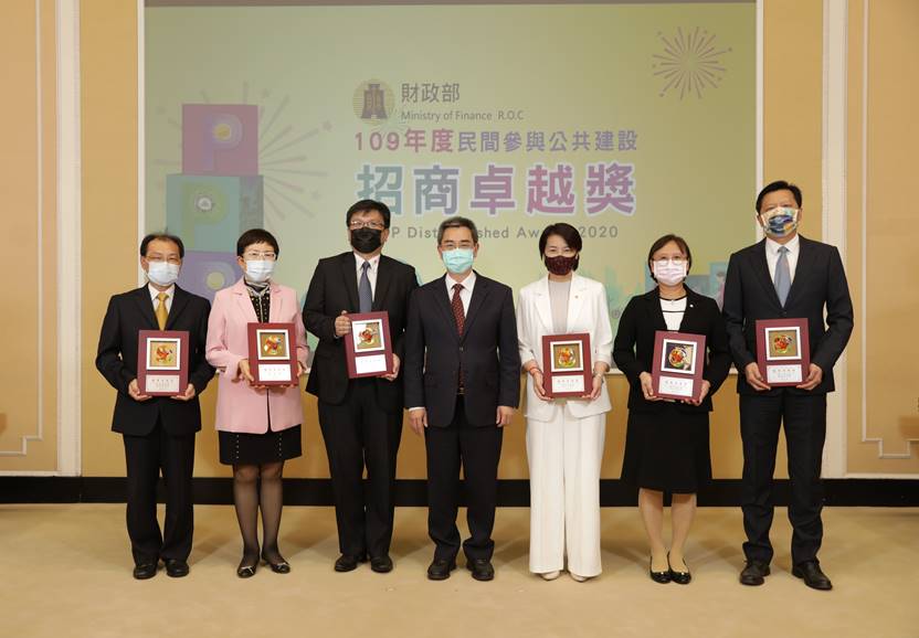    109年民間參與公共建設招商卓越獎 行政院李副秘書長與受獎機關代表合照 